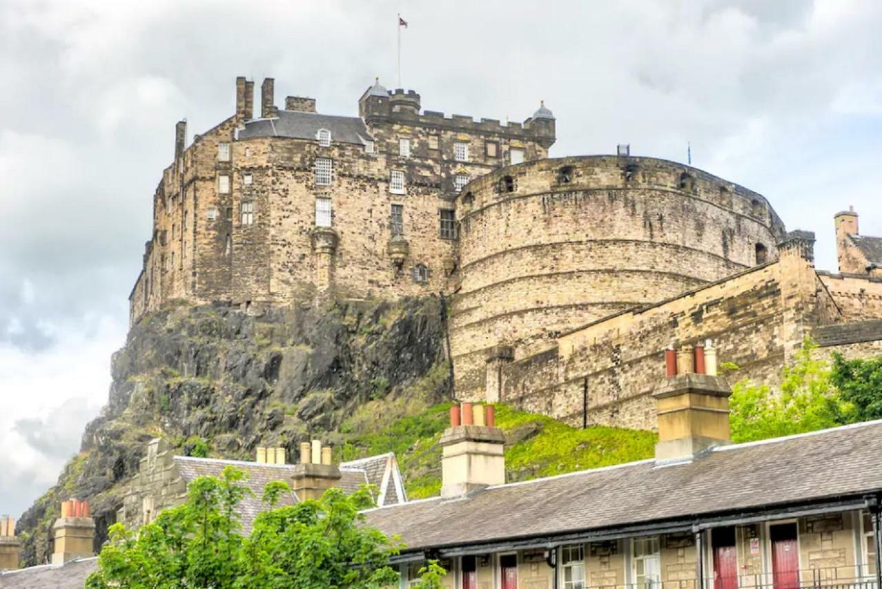 Charming 1 Bed Apartment With Castle View エディンバラ エクステリア 写真