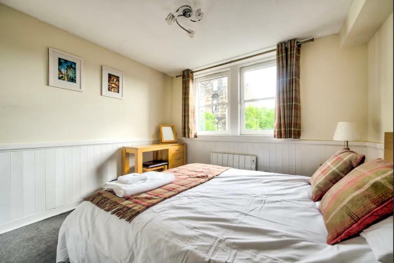 Charming 1 Bed Apartment With Castle View エディンバラ エクステリア 写真